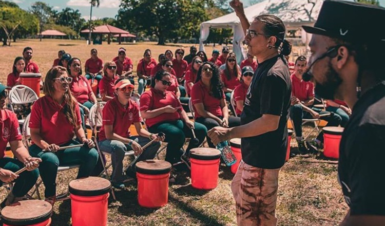 Al son de tambores se pasan momentos de sana distracción.