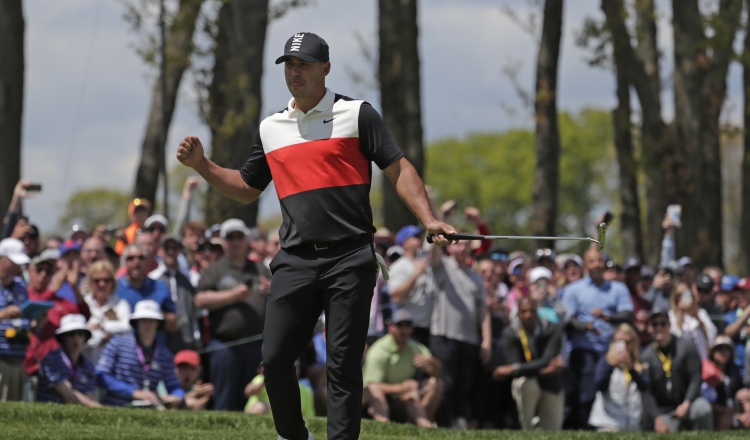 Brooks Koepka celebra un birdie. AP