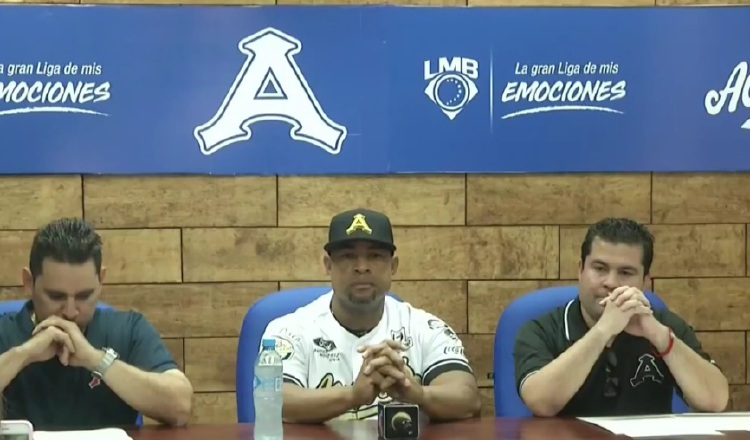 El exgrandes ligas panameño Rubén Rivera (cent.) anuncia su retiro. @AcererosOficial