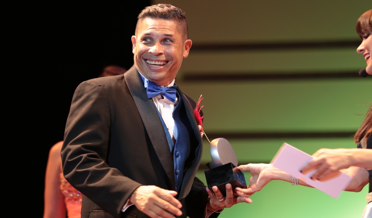 Daniel Gómez Nates cuando recibe uno de los premios Escena a que se ha hecho acreedor en su carrera teatral. Archivo Panamá América.
