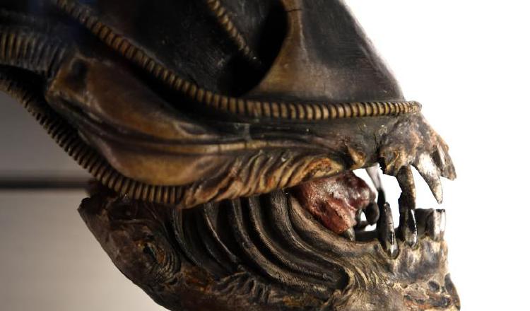 Una máscara utilizada durante el rodaje de la película 'Alien'. EFE/Archivo