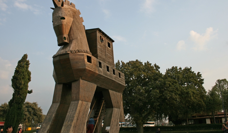 A la entrada del yacimiento se alza un gran caballo de madera que rememora la treta de Ulises. EFE