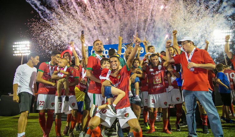 Los chiricanos festejan el haber ganado la superfinal del ascenso. @Atl_chiriqui