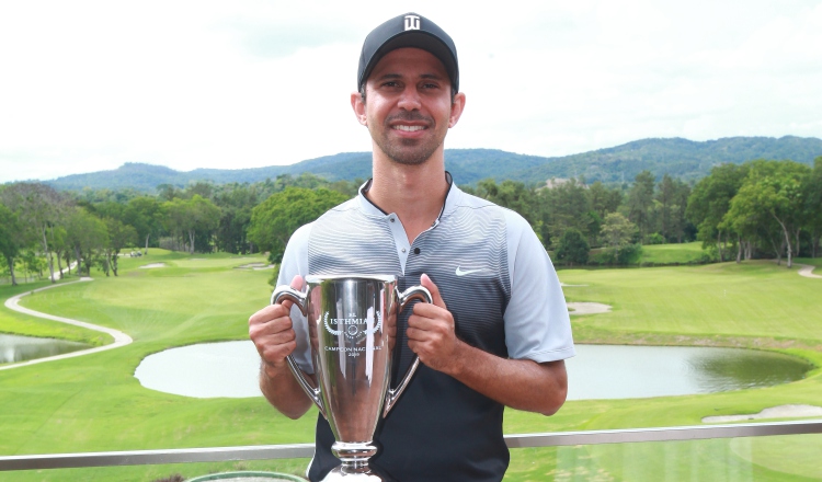 Ordóñez posa con su nuevo trofeo. Foto/Anayansi Gamez