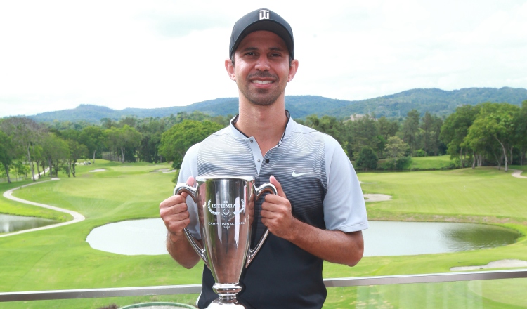  Ordóñez posa con su nuevo trofeo. Foto/Anayansi Gamez