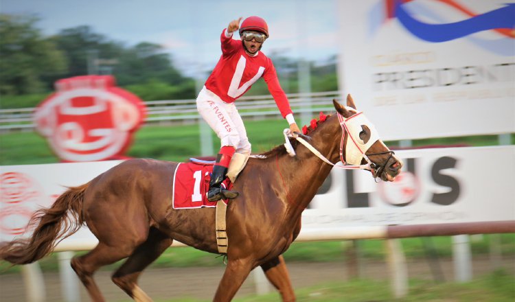 Raymundo Fuentes celebra la victoria.