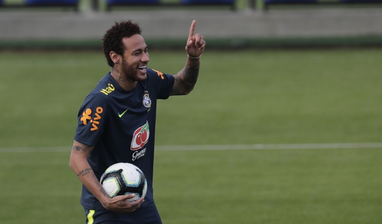 Neymar también entregó la cinta de capitán de Brasil. AP