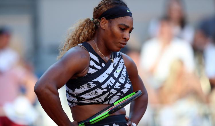 Serena Williams reacciona, luego de la derrota sufrida ante su compatriota Sofia Kenin.  AP