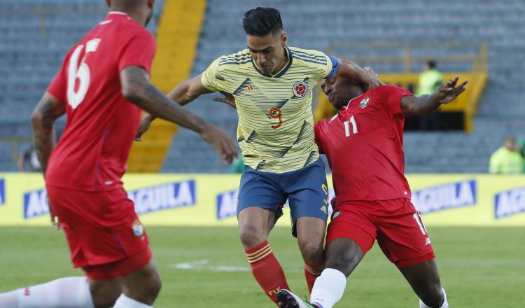 Falcao, uno  de los goleadores del partido, disputa el balón con el panameño  Armando Cooper en el estadio El Campín, en Bogotá. EFE