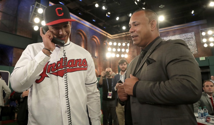 Daniel Espino durante el draft de las Grandes Ligas.