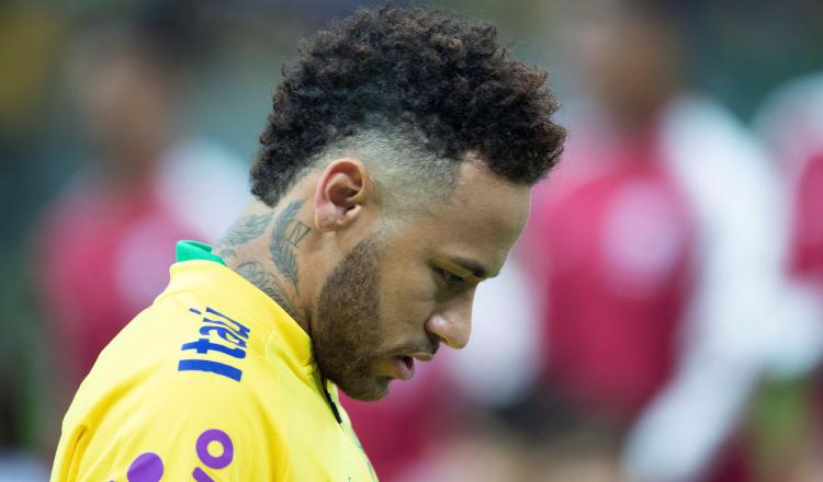 Neymar sufrió una torcedura en el tobillo ante Catar. EFE