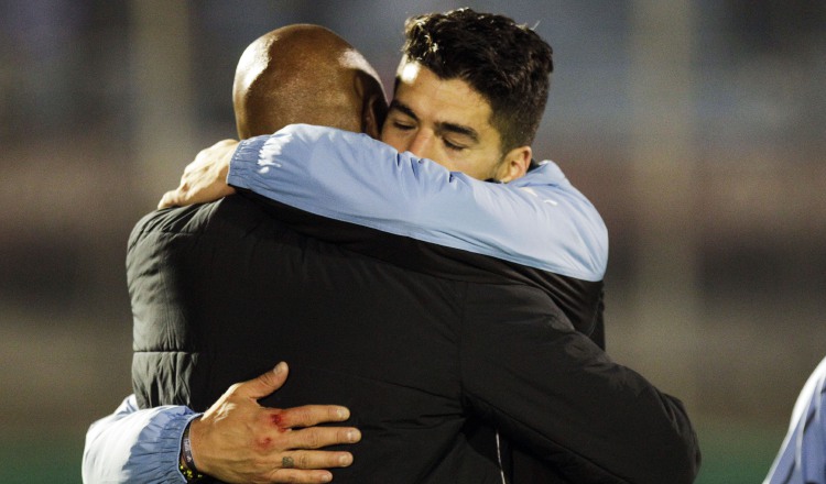 Julio César Dely Valdés se funde en un abrazo con Luis Suárez, para quien es un ídolo. AP