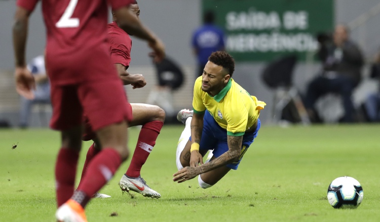 Neymar se lesionó en amistoso contra Catar, el miércoles. AP