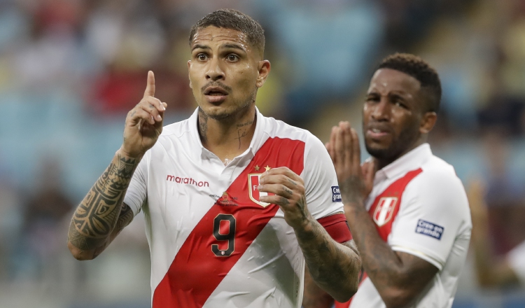 Paolo Guerrero (9) y Jefferson Farfan se quejan con el árbitro. AP