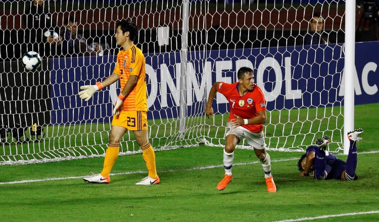 Alexis Sánchez (c), de Chile, celebra su gol ante Japón. EFE