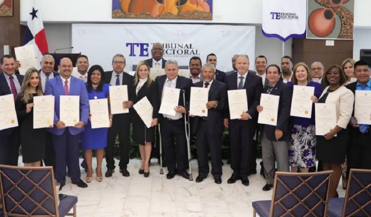 Los diputados asistentes se tomaron la foto oficial tras recibir las credenciales para sus nuevas funciones. Foto: Cortesía