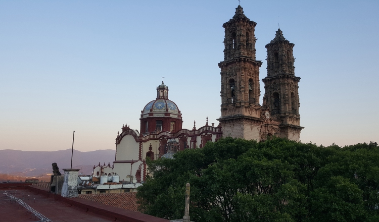 Atardecer en Taxco frente al templo de Santa Prisca.