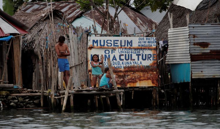 Niños juegan en  un muelle en la isla Gardi Sugdub del archipiélago de San Blas. Foto: EFE