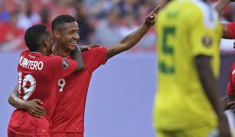 Alberto 'Negrito' Quintero felicita a Gabriel 'Gaby' Torres por su gol.  AP