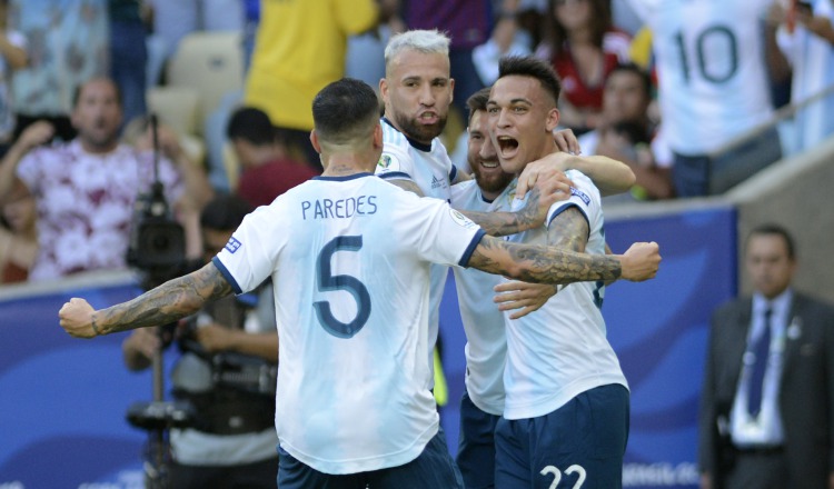 Los jugadores del seleccionado de Argentina celebran la anotación de Lautaro Martinez (22). AP