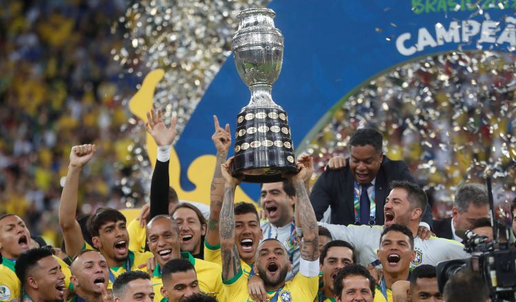 Dani Alves, elegido el mejor jugador del torneo, fue el encargado de levantar la novena Copa América de Brasil. EFE
