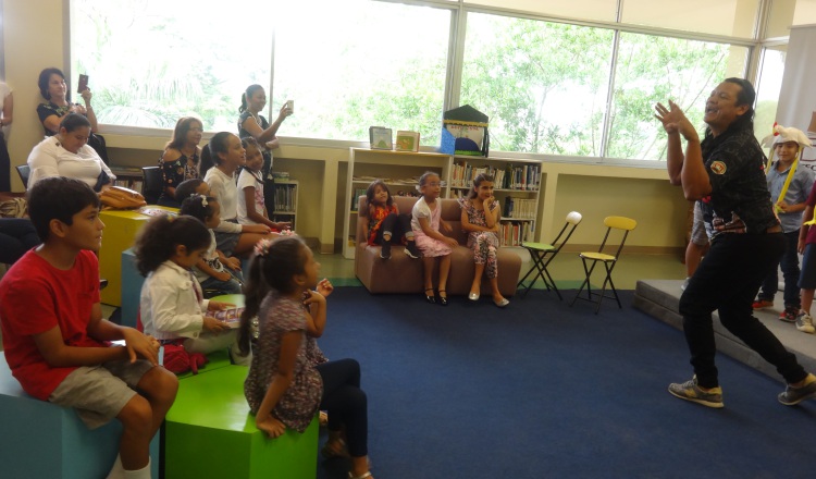 Julio César El Garlotero deleitó al público infantil y adulto que se dio cita en la Biblioteca Nacional con su habilidad para narrar historias.  Esta jornada de cuenta cuentos que es parte de la celebración de los 77 años de la Binal fue una experiencia divertida. Foto: Rosalina Orocú Mojica