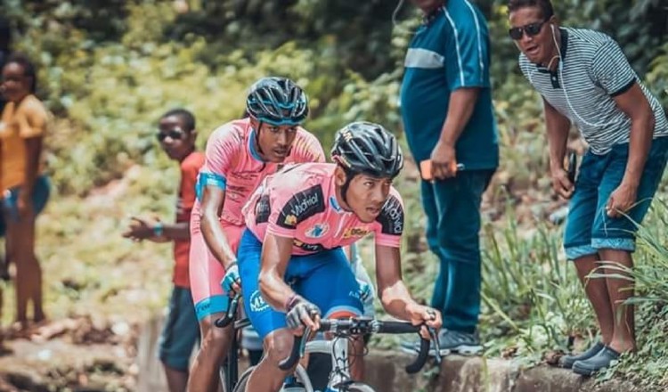 Christofer Jurado (izq.) fue el líder en la combatividad y en metas volantes. Foto @Fepaci