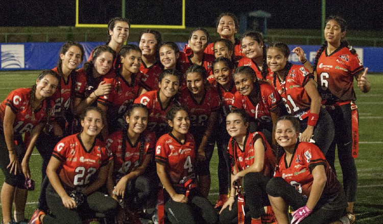 Las campeonas durante la premiación.