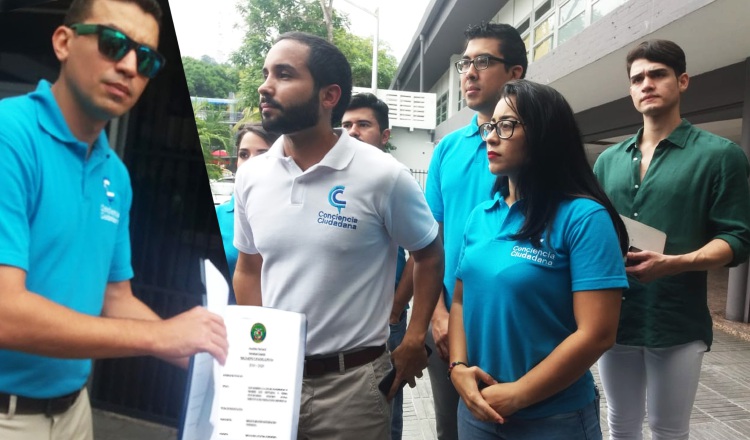 Jóvenes del movimiento Conciencia Ciudadana al momento de presentar la iniciativa legislativa.  Foto: Adiel Bonilla