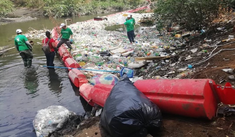 Trampas para botellas plásticas en Costa del Este reflejan el nivel de esta crisis ambiental en el país. Foto Archivo