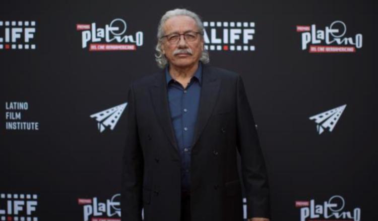 El actor, director y co-fundador de LALIFF, Edward James Olmos, posa en la alfombra roja.  EFE