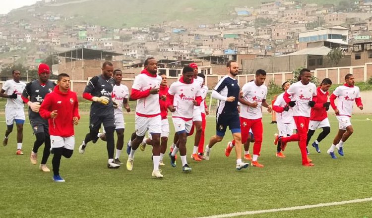 El seleccionado Sub-22 entrenó ayer en el Colegio Juan Guerrero Quimper en Lima. @Fepafut