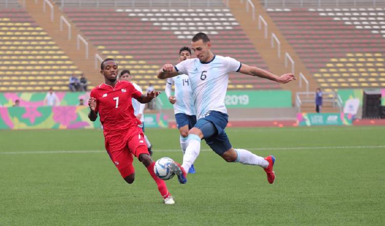 Zúñiga (izq.) ante Novillo. Foto @COlimpicoPanama