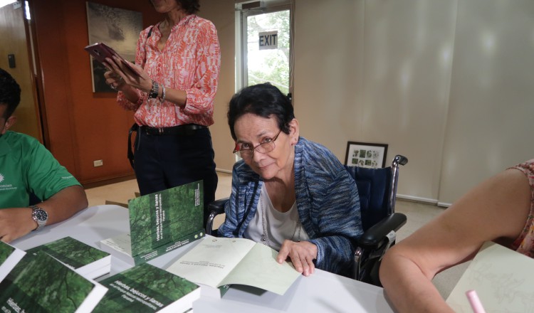 Mireya Correa, científica permanente STRI, durante la firma del libro.  Cortesía