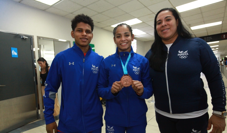 Jiménez (c) junto al atleta Bernabé Vergara y su entrenadora. Foto Anayansi Gamez