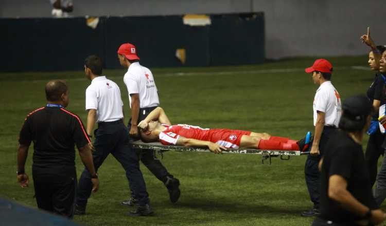 Caio Milan es sacado en camilla del estadio Maracaná, durante el partido entre Sanfra y Costa del Este. Foto:Anayansi Gamez