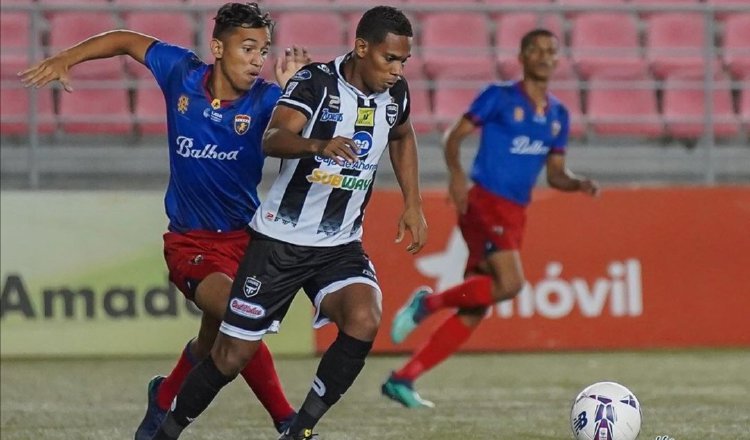 Rolando Botello, hijo del Tauro, conduce el balón ante la marca de un jugador placino. Foto: @LPF