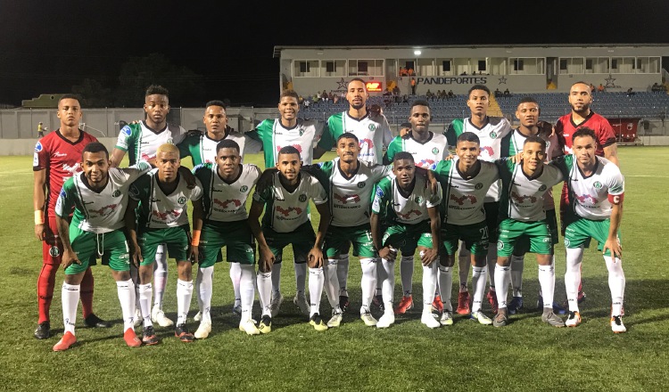 El  equipo de Alianza que inició la nueva campaña del fútbol panameño en el estadio Rommel Fernández. Anayansi Gámez