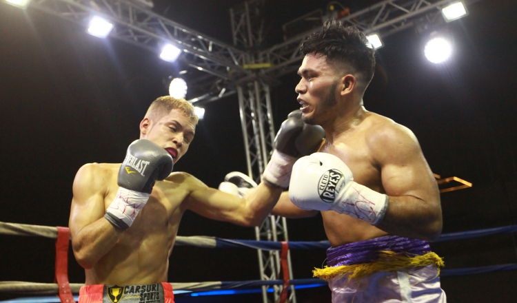 Combate entre Francisco Pachay (izq.) ante Félix Montenegro en la velada Emociones Extremas.  Foto Anayansi Gamez