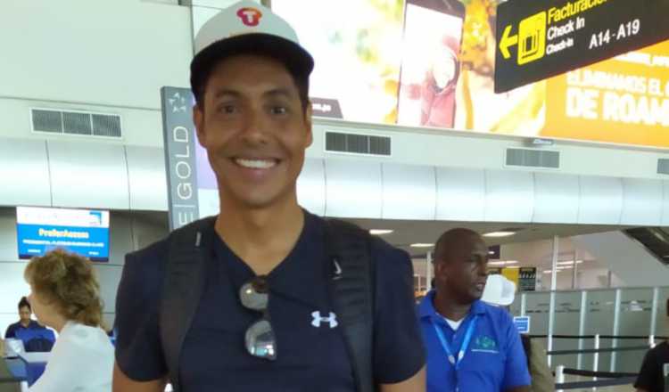 César Barría, en el Aeropuerto Internacional de Tocumen, previo a su viaje hacia San Andrés. @tocumenaero