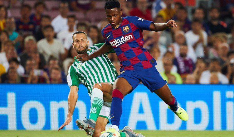 Ansu Fati del Barcelona (der.) y Pedraza del Betis. EFE