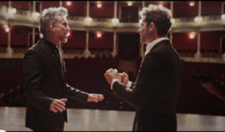 David Bisbal y Alejandro Fernández cantan juntos.