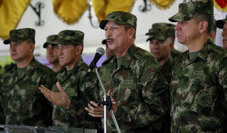 El comandante del Ejército de Colombia, general Nicacio Martínez, habla durante una rueda de prensa este sábado en Bogotá. EFE