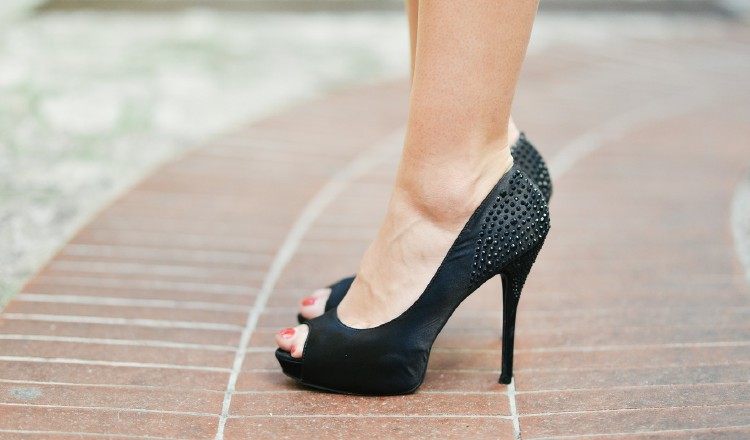 ¿Tacones altos? Más alto podría ser el precio que pagues por usarlos constantemente. Foto: Pixabay.