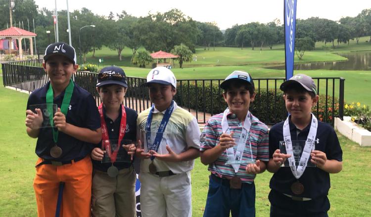 Los jugadores de la categoría 9 años con sus premios. Cortesía