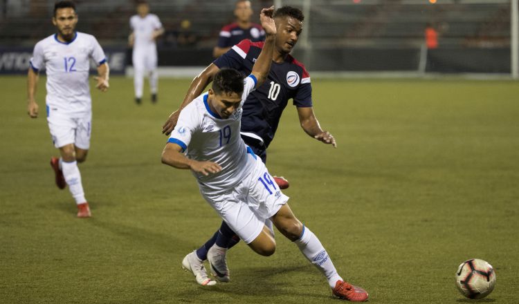 El Salvador buscó el empate en los últimos minutos, pero los dominicanos se defendieron bien. Foto EFE