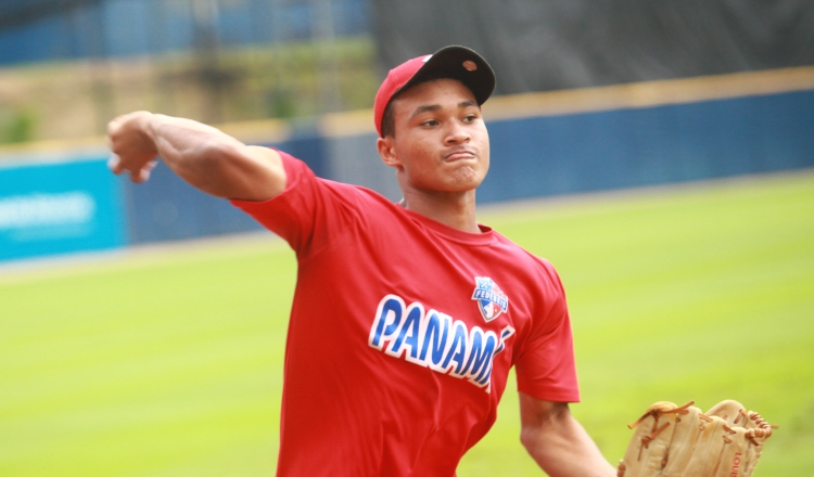 Esmith Pineda pegó el imparable que impulsó la carrera ganadora de Panamá sobre Cuba. Foto Anayansi Gamez