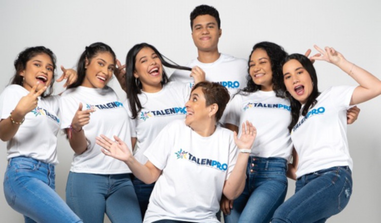 Los participantes junto a su tutora.