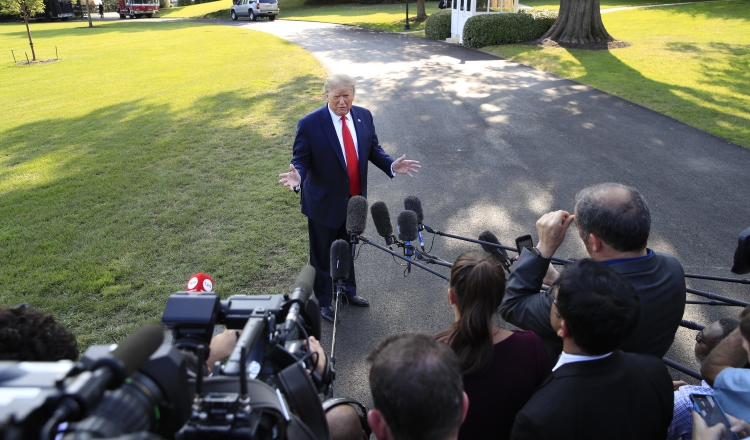 El presidente Donald Trump, atiende a un grupo de periodistas que lo cuestionan sobre Irán. FOTO/AP