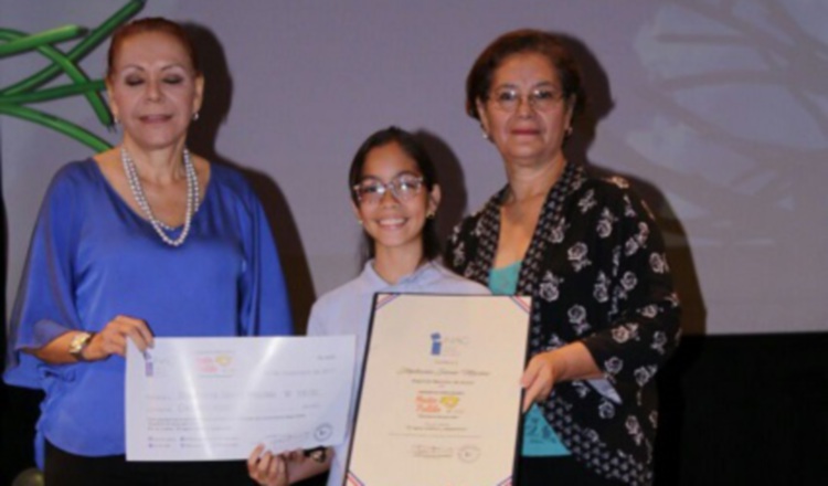 Premiación a Mylanis Aneth Atencio Ortega, quien ganó en 2017. Cortesía MiCultura